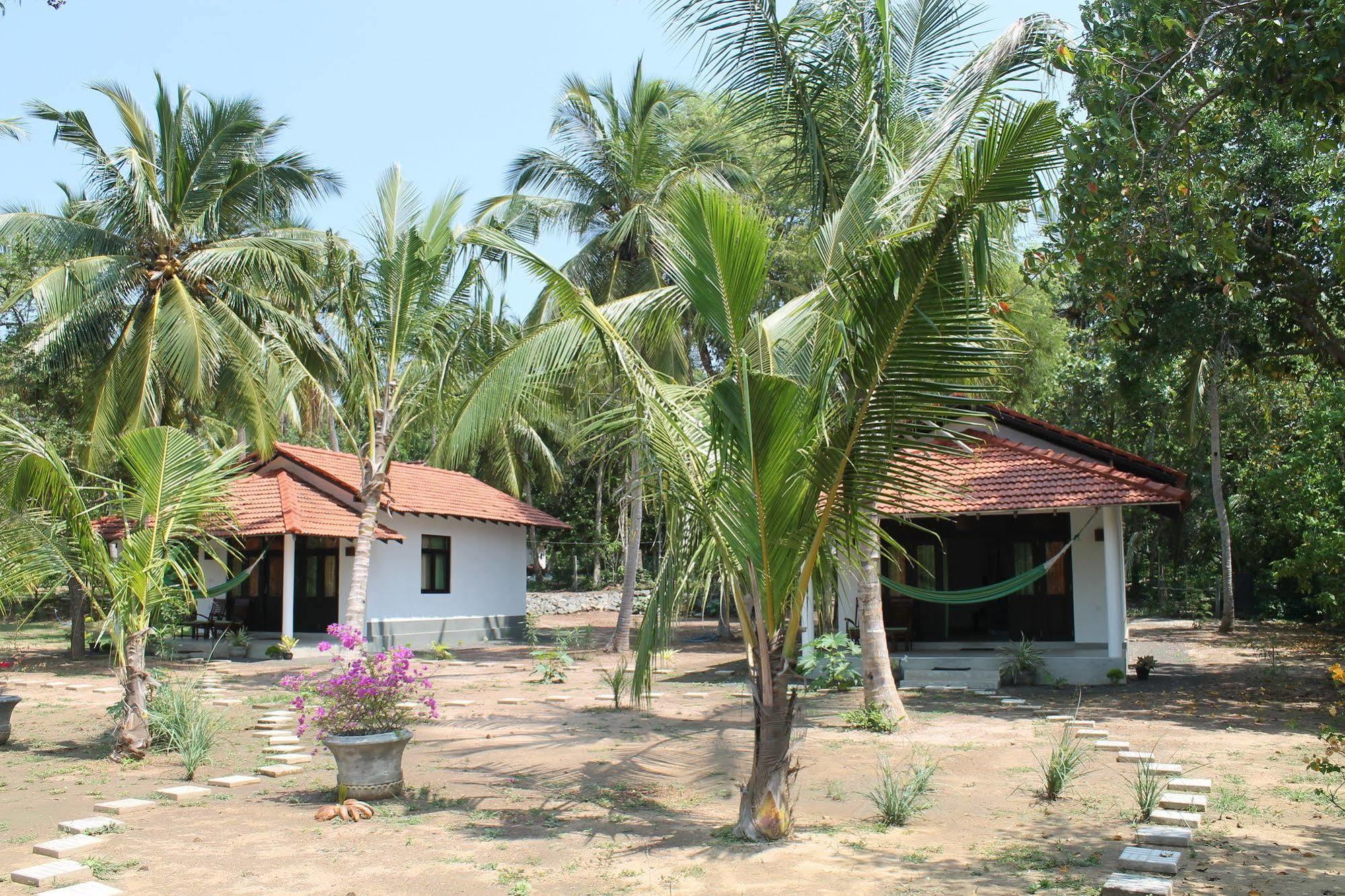 Chillenjoy Cabanas & Restaurant Tangalle Exterior photo